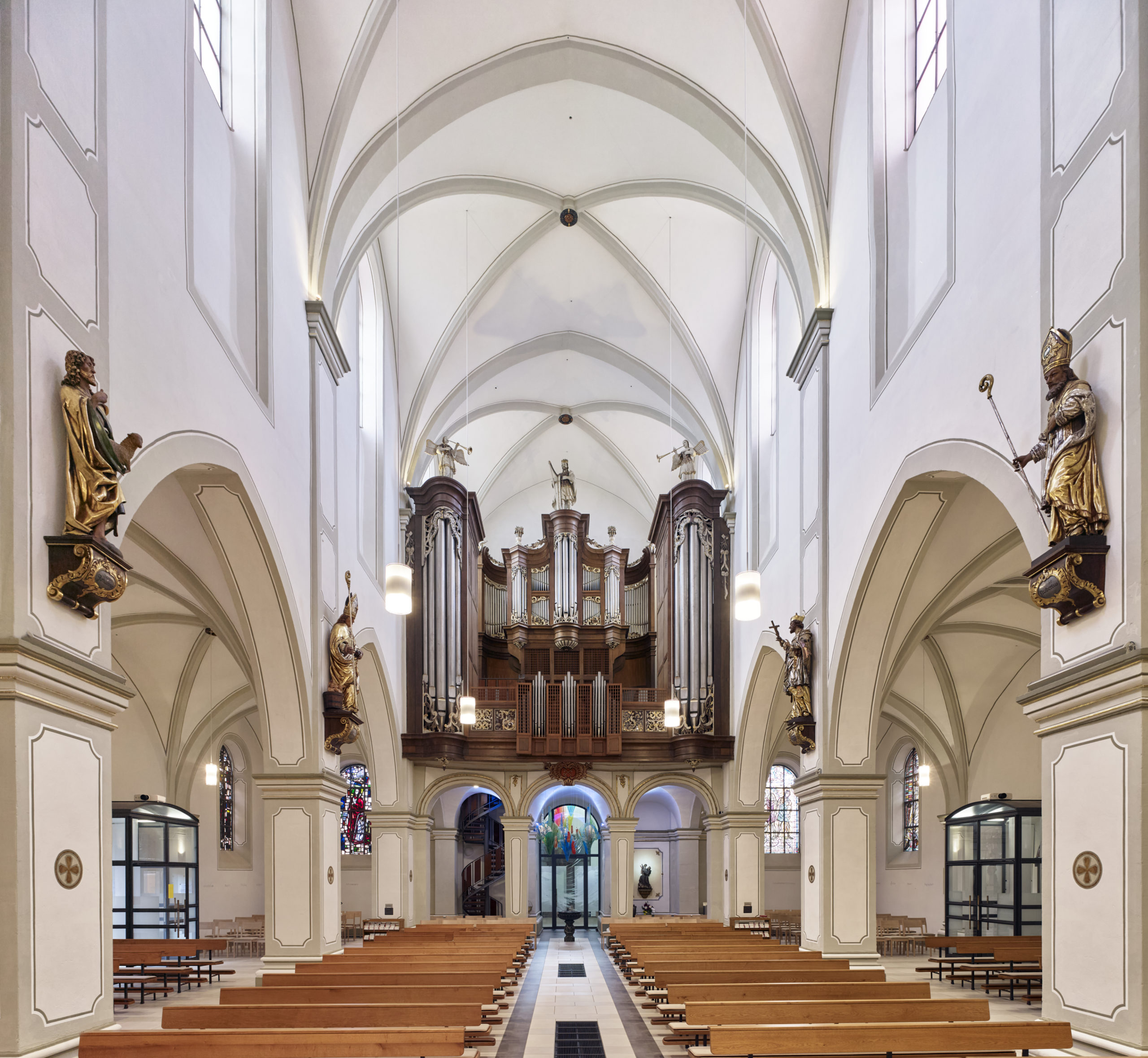 Innenraum mit Blick auf Orgel Kirche St. Markus in Wittlich